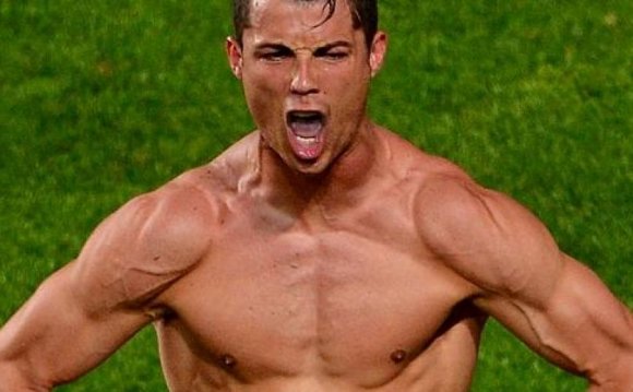 PHOTO: Cristiano Ronaldo pays